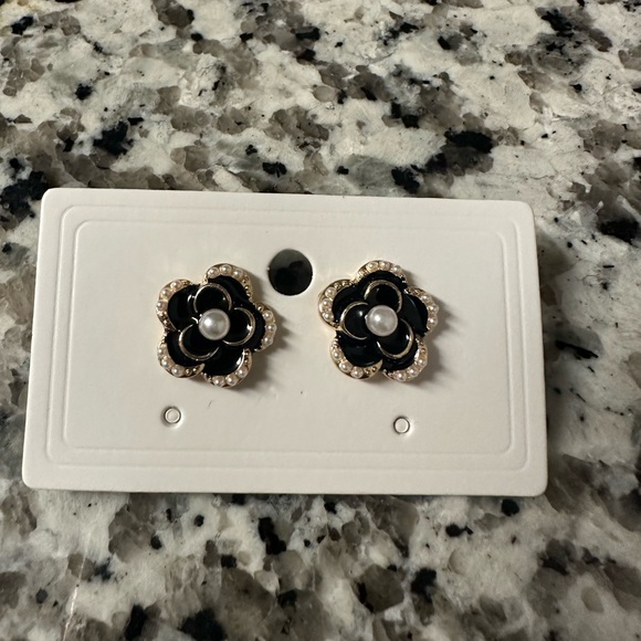 ROSE SHAPED FAUX PEARL STUD EARRINGS - Picture 4 of 6